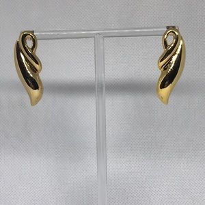 🧡Gold color earrings.